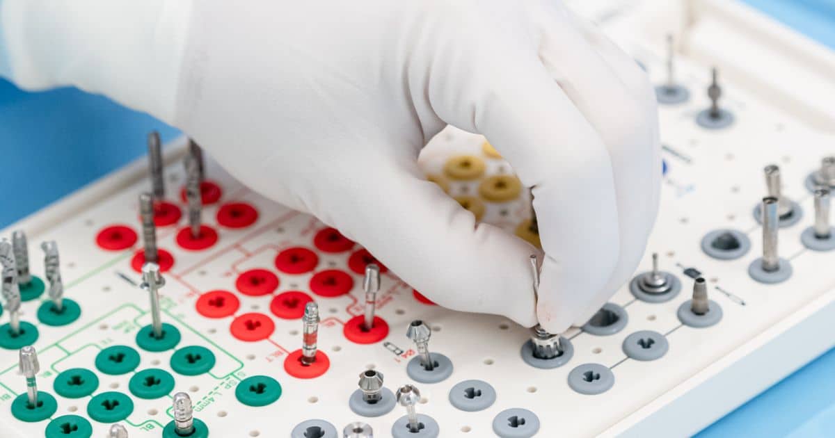 Duelen los implantes dentales