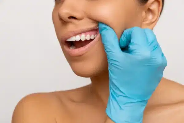 Injerto de encía: tejido conectivo vs. injerto libre. ¿Cuál elegir? - Clínica Ruiz de Gopegui Injerto de encía con tejido conectivo para tratar recesión gingival y recuperar encía perdida