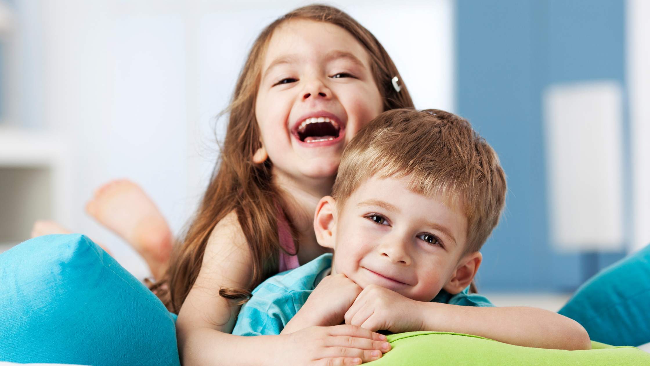 niños sonriendo ortodoncia infantil clínica dental ruiz de gopegui