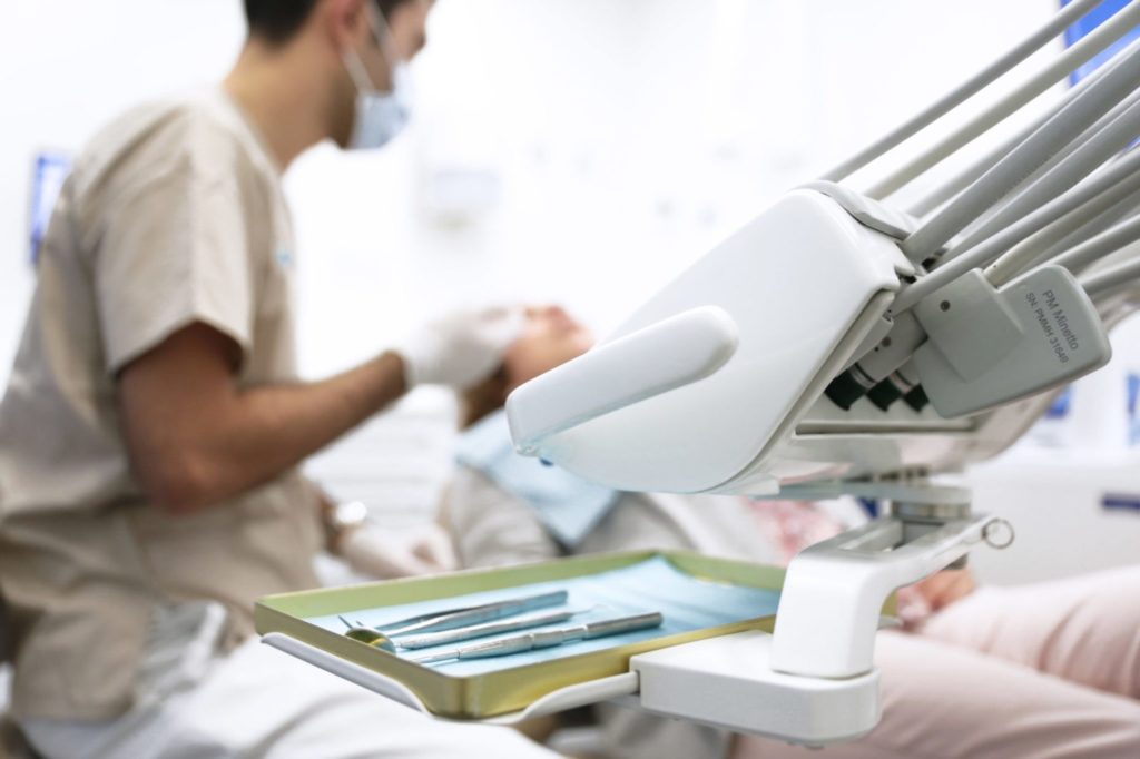 Ortodoncista brackets metálicos