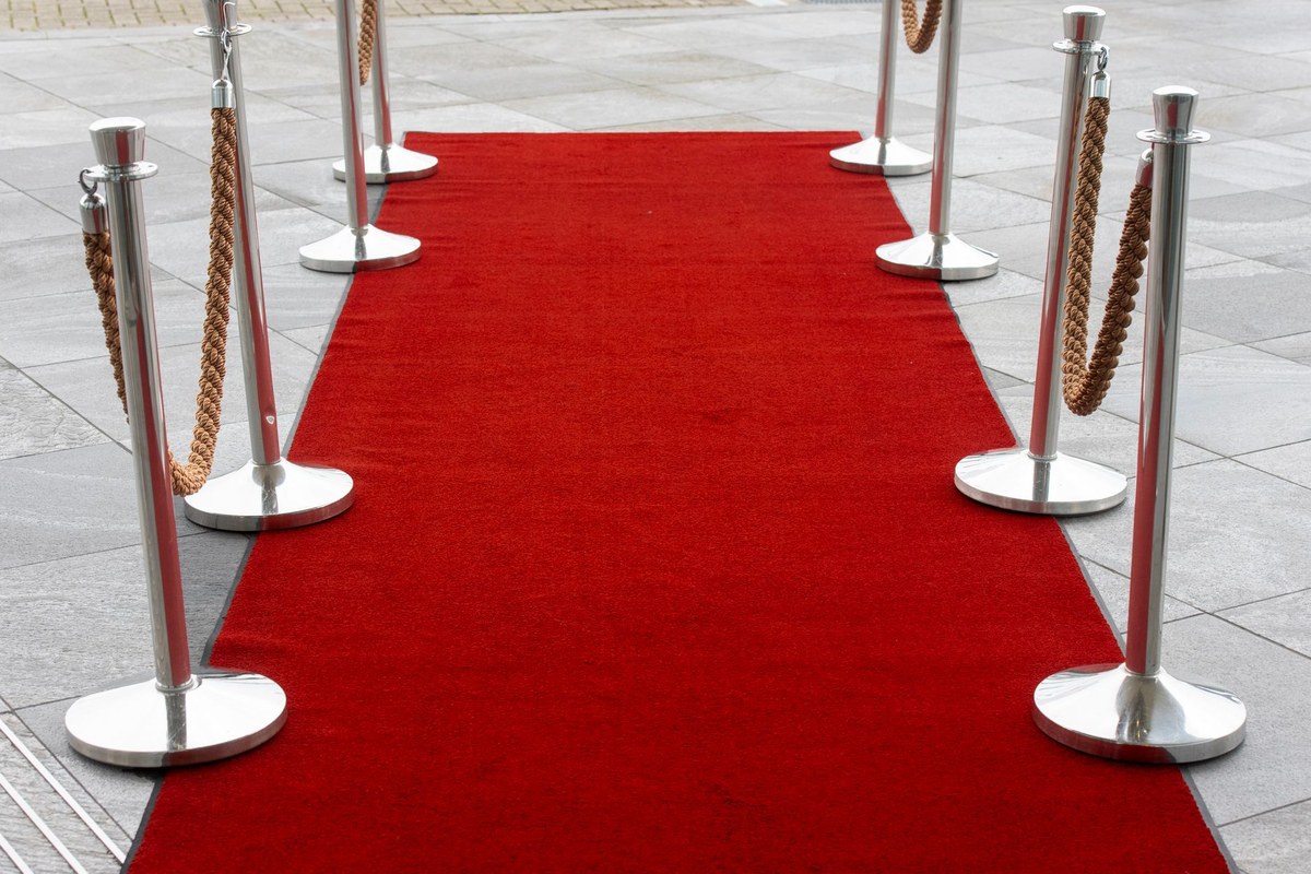 Alfombra roja con cordones de terciopelo, para ilustrar el artículo sobre famosos con implantes dentales