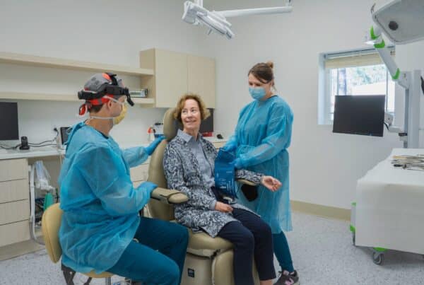 Revisión odontológica de un implante dental