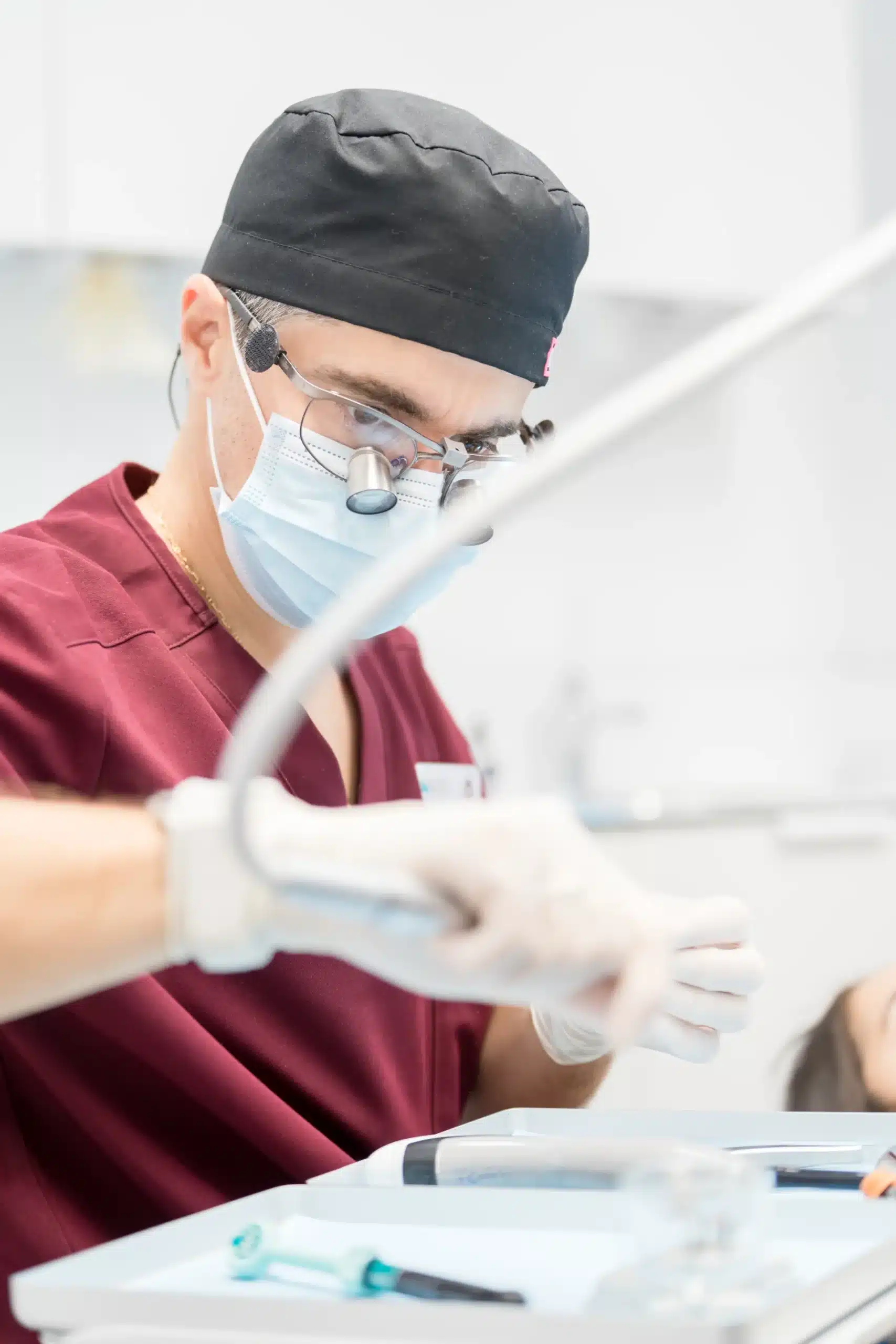 Dr. Juan Ruiz de Gopegui trabajando con lupas de aumento en la Clínica Dental Ruiz de Gopegui
