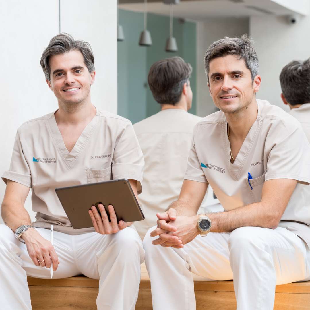 hermanos gopegui sentados clinica dental ruiz de gopegui