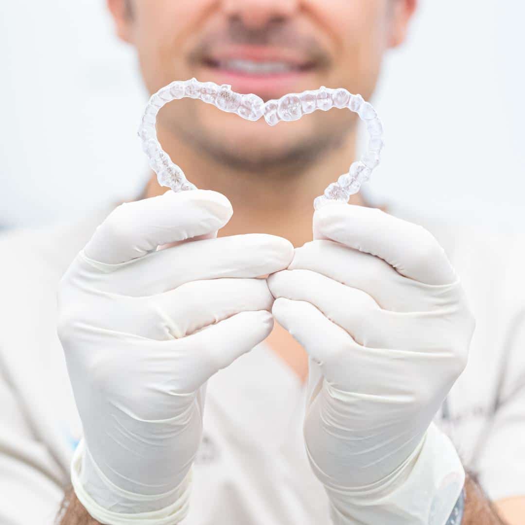 Retenedor removible invisalign Clinica dental ruiz de gopegui