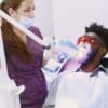 Procedimiento de blanqueamiento dental en clínica