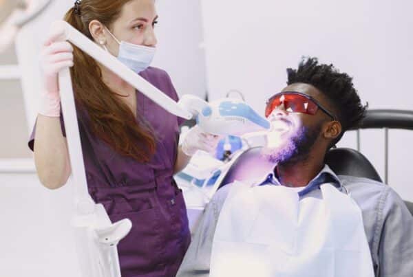 Procedimiento de blanqueamiento dental en clínica