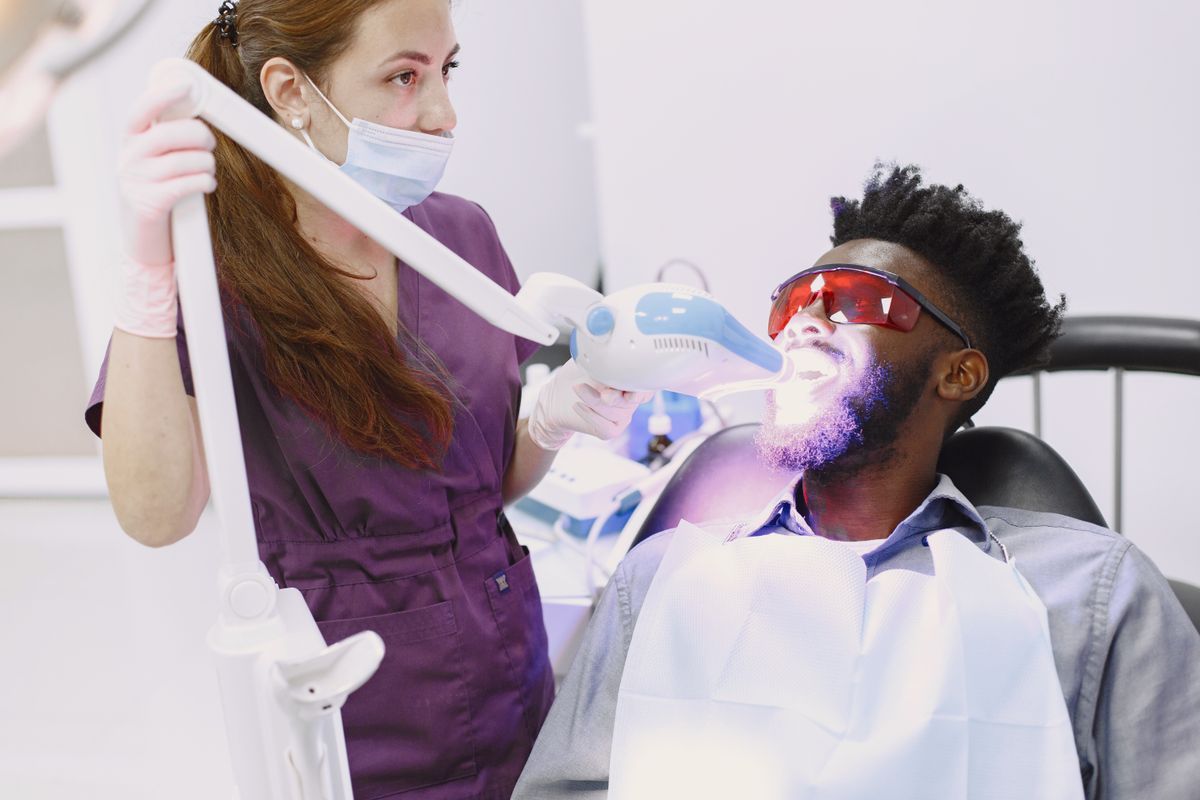 Procedimiento de blanqueamiento dental en clínica