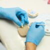 Odontólogo elaborando una prótesis dental removible